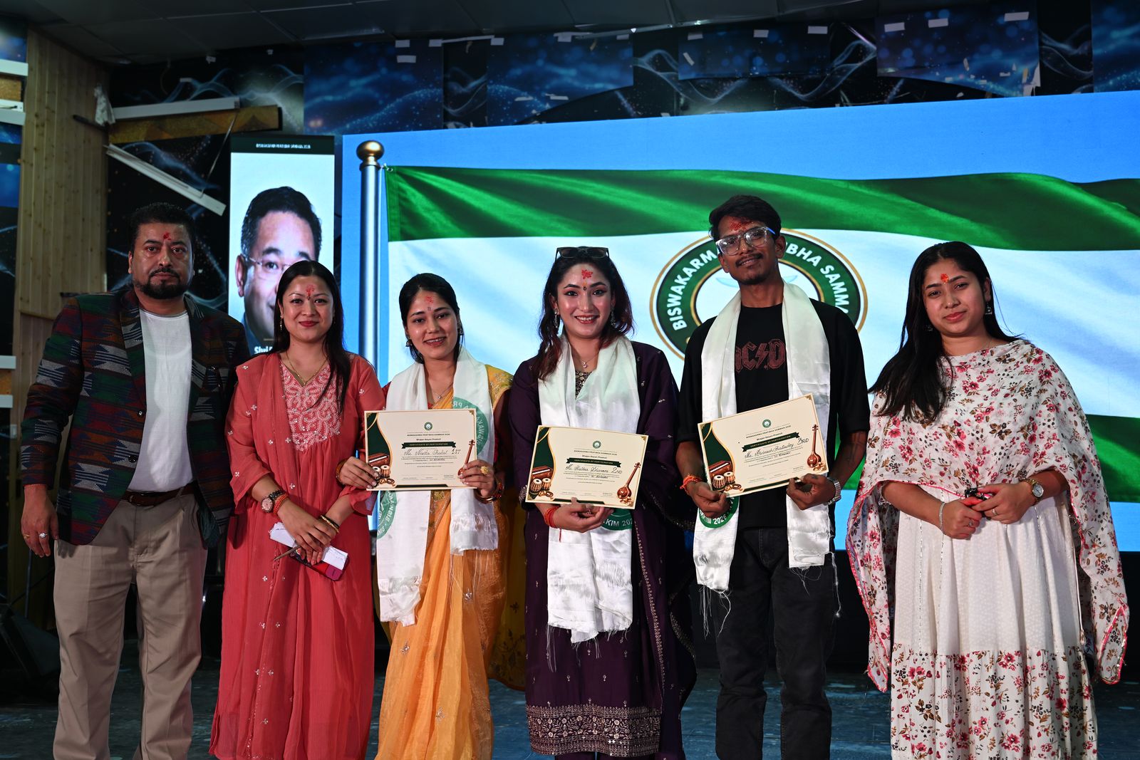 The placed singers with their certificates