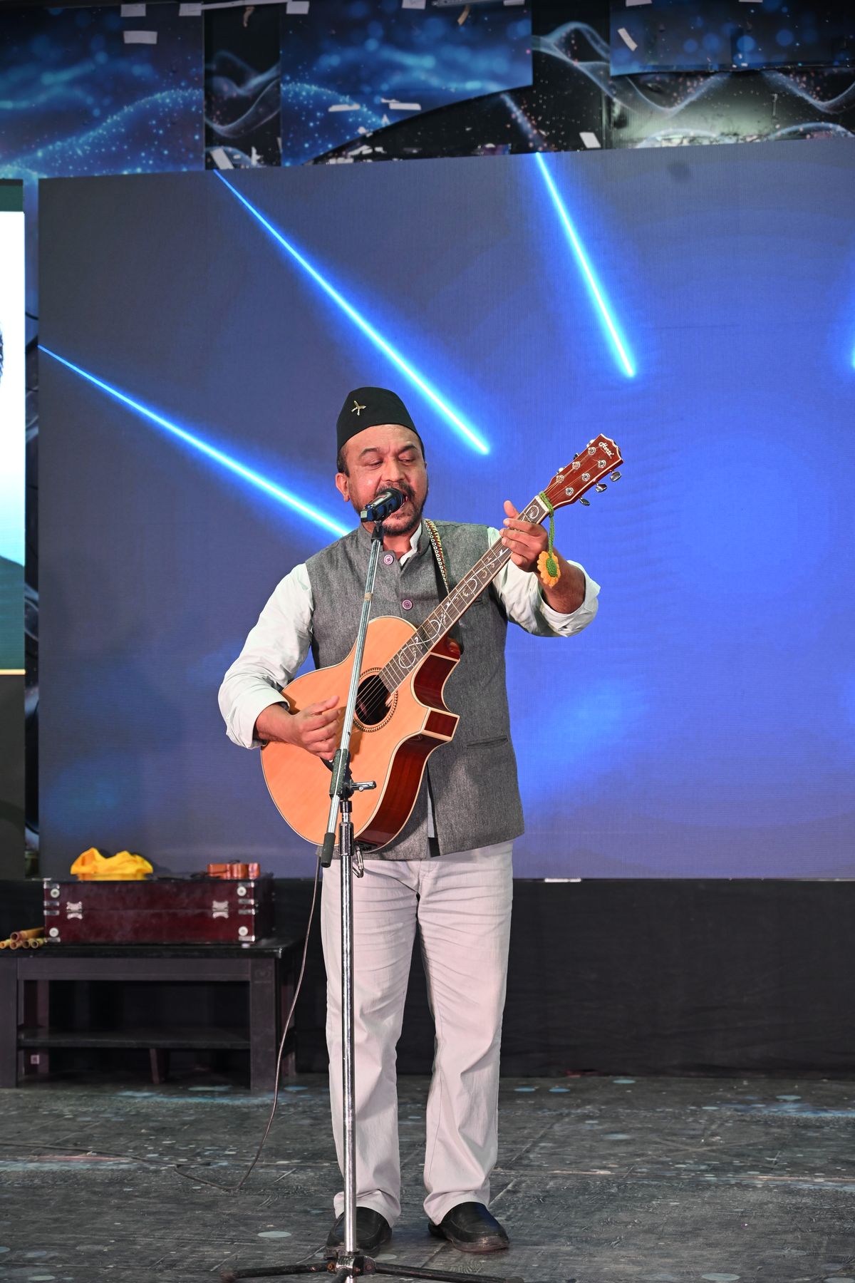 A singer with guitar
