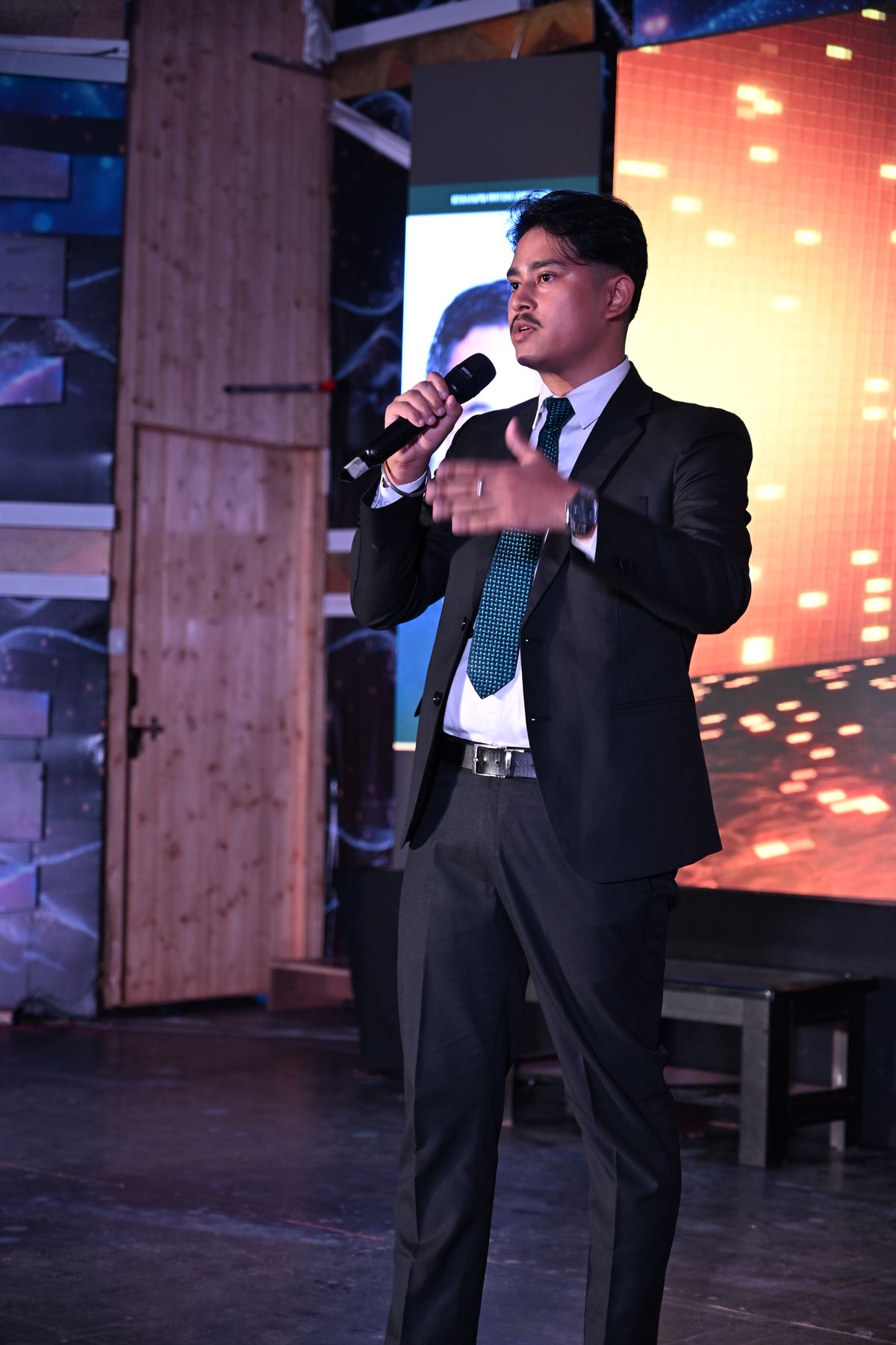 A contestant introduces himself